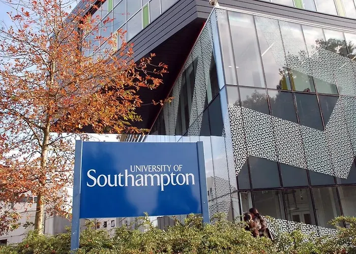 Modern 2 Bed Flat Southampton- Close To Central Station & Shops
