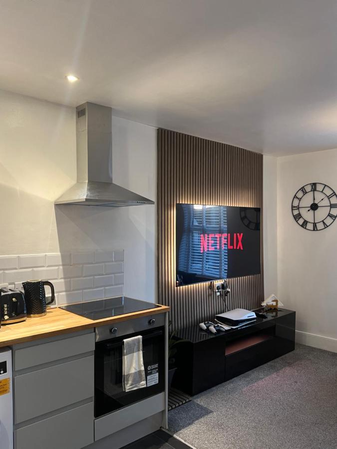 Modern 2 Bed Flat Southampton- Close To Station & Shops Apartment
